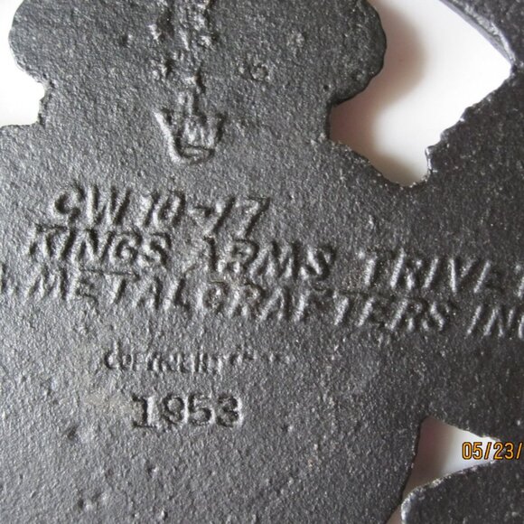 1953 Virginia Metalcrafters Black Metal Trivet #CW 10-17: Kings Arms - Picture 3 of 3